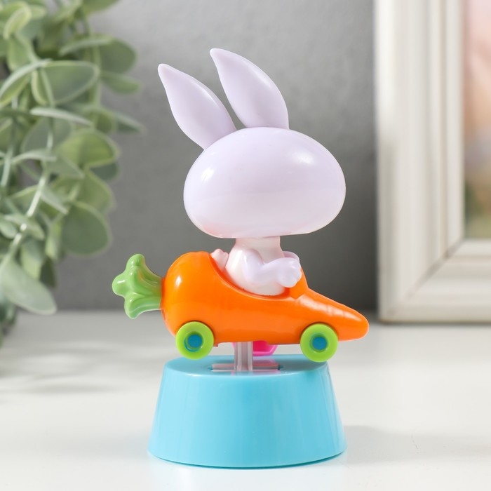Маятник пластик от солнечной батареи Маятник пластик от солнечной батареи "Белый зайчик в машинке-морковке" 5,8х6,5х10,5 см