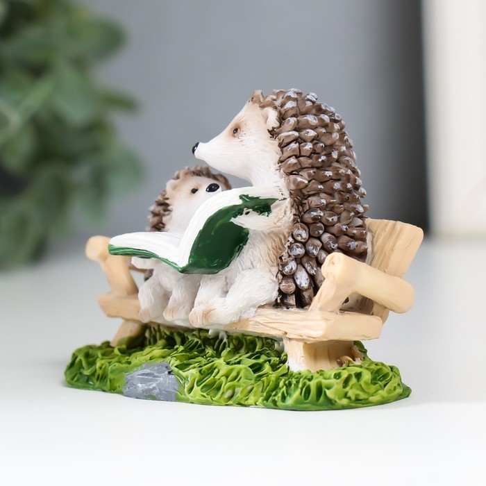 Сувенир полистоун  Сувенир полистоун "Ёжики на скамеечке читают книжку" 5,7х3,9х7,5 см