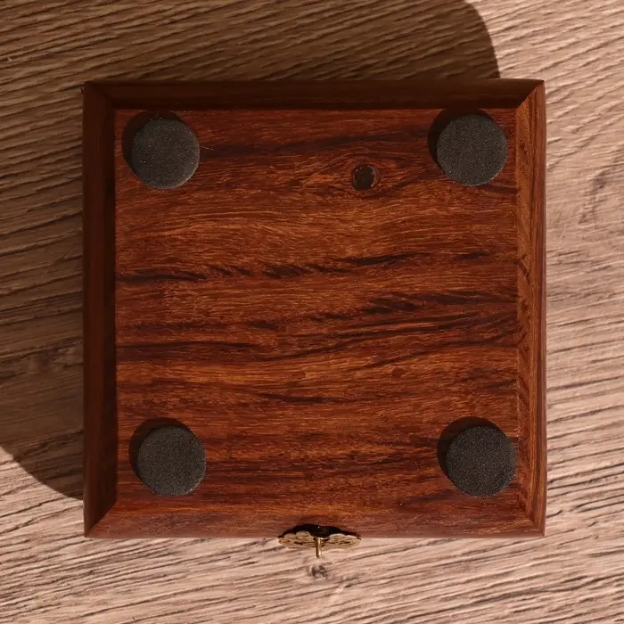 Шкатулка резная, 10&times;10&times;4 см, дерево шишам