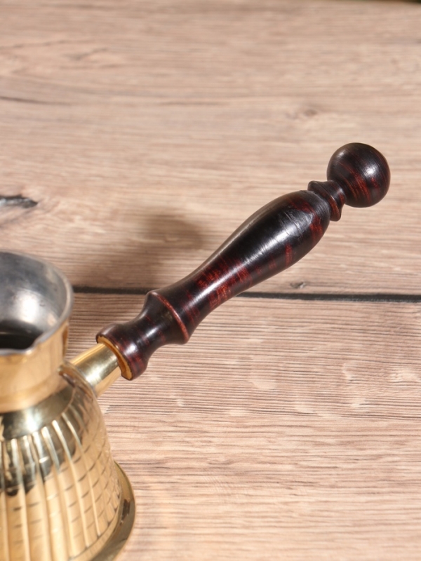 Турка с деревянной ручкой, латунь, 9×23×10 см Турка с деревянной ручкой, латунь, 9×23×10 см