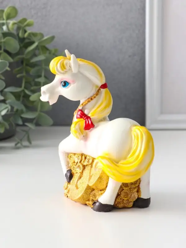 Копилка полистоун Копилка полистоун "Лошадка с ожерельем на золотых монетах" 10,5х5,5х12,8 см