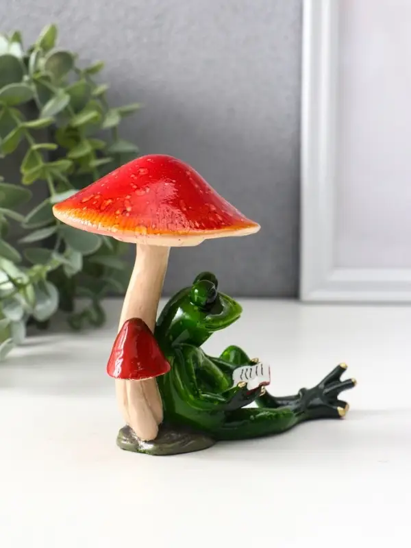 Сувенир полистоун лак "Лягуха с книгой сидит под мухоморами" 13,2х7,5х11 см