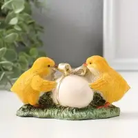 Сувенир полистоун "Цыплята завязывают подарочный бант на яичке" 7 см