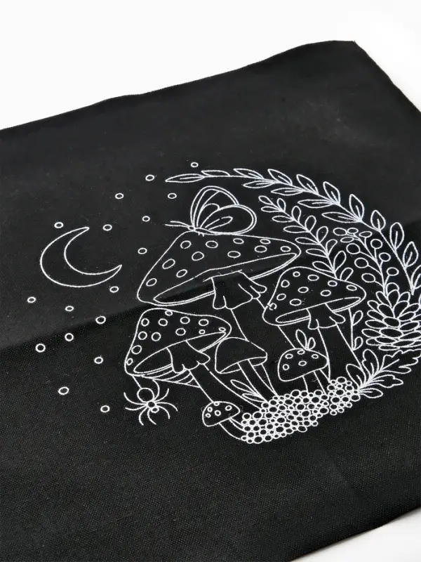 Вышивка гладью 20х20 см "Огни спящей чащи"