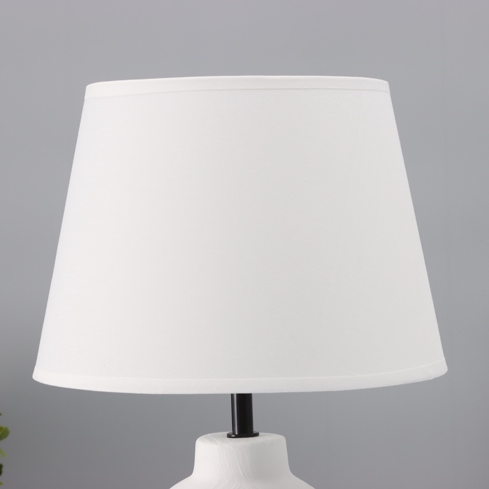Лампа настольная Лампа настольная "Луиза" 1х40Вт Е27 белый 25х25х38,,5см
