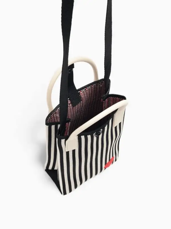 Сумка подр Сердце, 12*4*17, отд на кнопке, дл ремень, бело/черный Сумка подр Сердце, 12*4*17, отд на кнопке, дл ремень, бело/черный