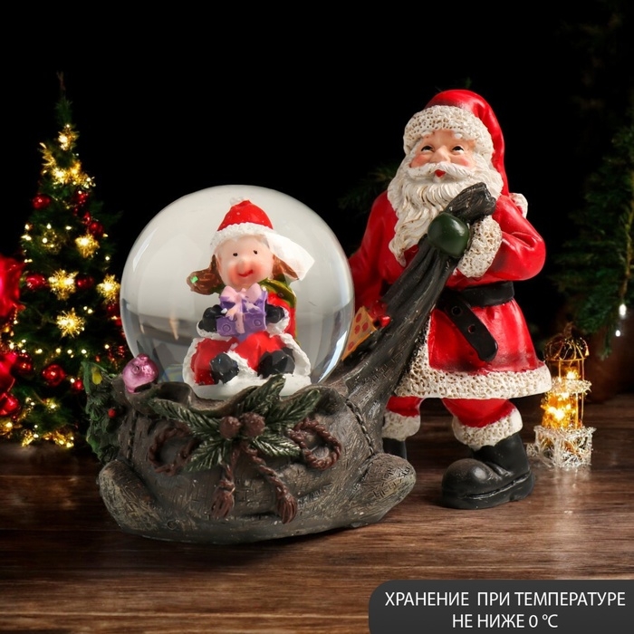 Сувенир полистоун водяной шар Сувенир полистоун водяной шар "Дед Мороз с мешком подарков и помощницей" 10,5х6х8,5 см