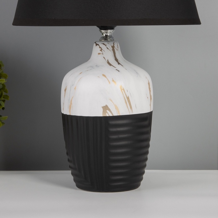 Лампа настольная Лампа настольная "Строгие линии" 1х40Вт Е27 черный/белый 25х25х40см