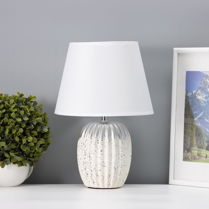 Настольная лампа с абажуром RISALUX «Нике», 1×Е14, 40 Вт, белый, 22×22×32 см Настольная лампа с абажуром RISALUX «Нике», 1×Е14, 40 Вт, белый, 22×22×32 см