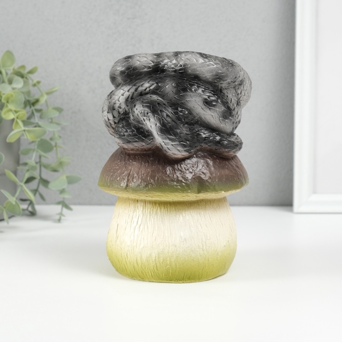 Новогодняя фигурка Новогодняя фигурка "Змейка на грибе" 12 х11 х 18 см, черно-серый