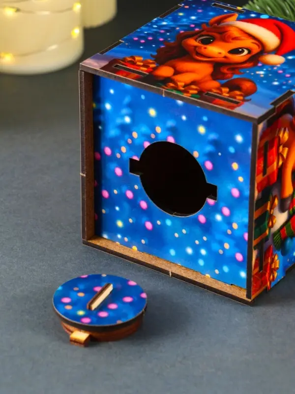 Новогодняя копилка куб "Снеговик с коняшкой" 10х10х10 см (набор 7 деталей)