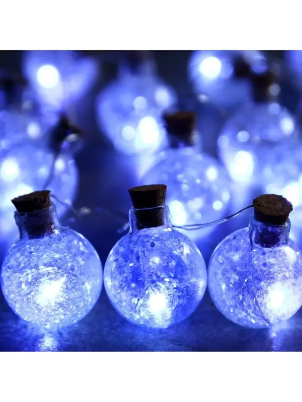 Гирлянда &laquo;Нить&raquo; 1.6 м с насадками &laquo;Шарики с белым конфетти&raquo;, IP20, серебристая нить, 15 LED, от батареек АА&times;2, свечение белое