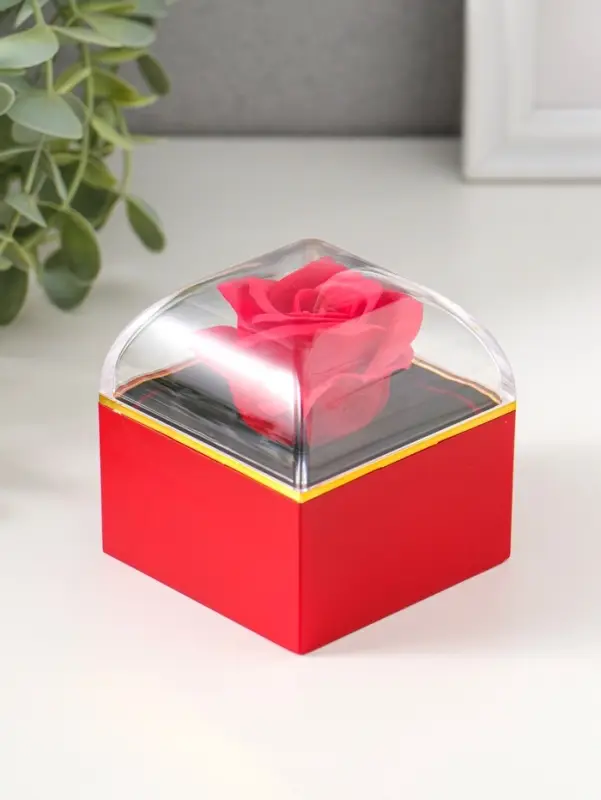 Шкатулка пластик "Роза в футляре" красная 6,8х6,8х7,5 см