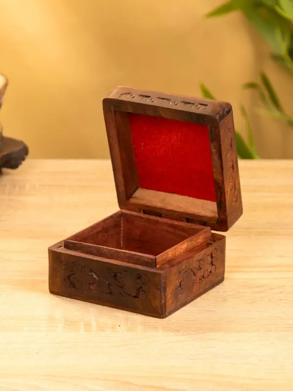 Шкатулка резная 10х10х6 см, дерево шишам Шкатулка резная 10х10х6 см, дерево шишам