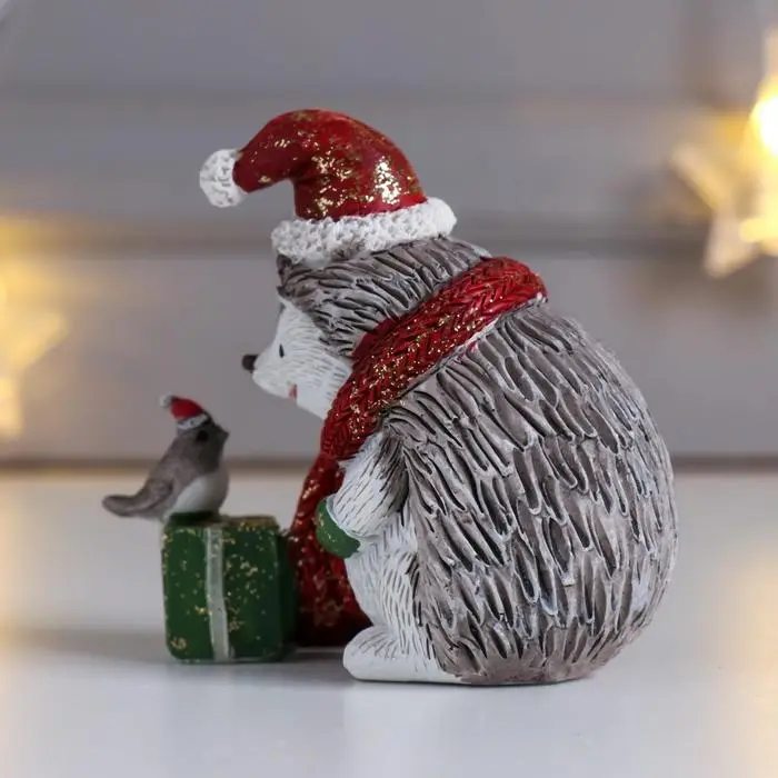 Сувенир полистоун  Сувенир полистоун "Ёжик в красном колпак и шарфе, с подарком и птичкой" беж 8,5х5х9,5 см