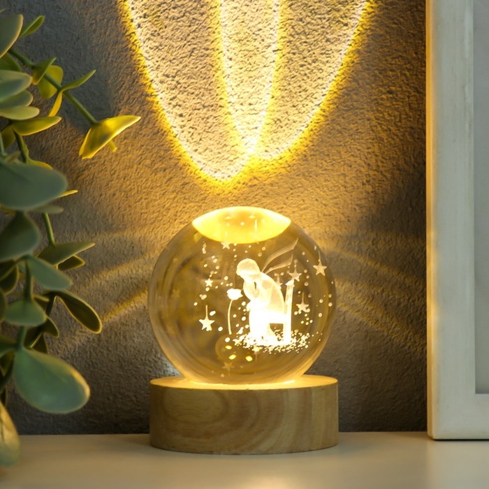 Сувенир стекло подсветка  Сувенир стекло подсветка "Мальчик и роза" d=6 см подставка дерево, USB 6,5х6,5х7,5 см