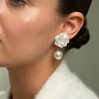 Серьги &laquo;Цветок с жемчугом&raquo;, цвет молочный в золоте