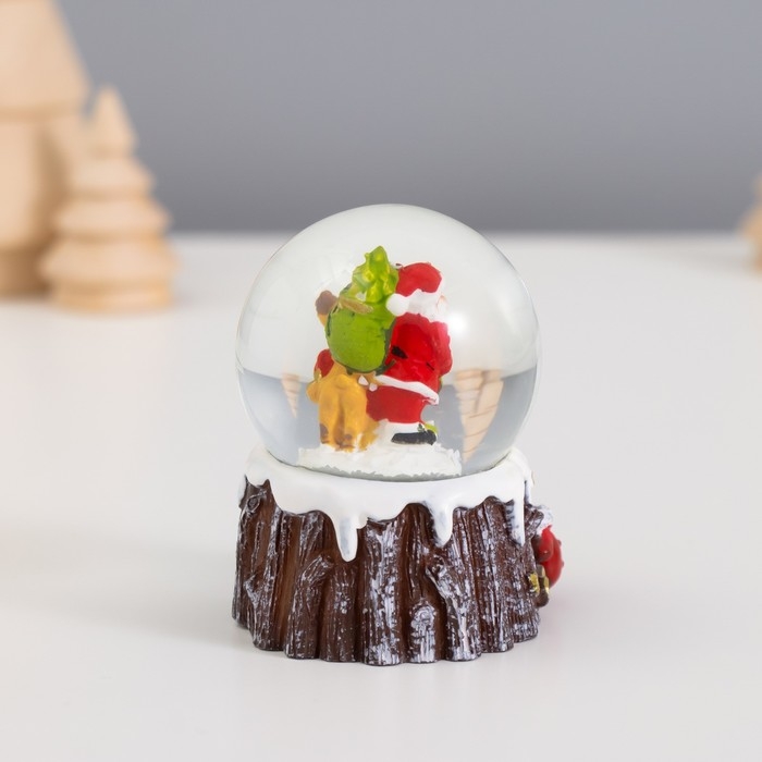 Сувенир полистоун водяной шар Сувенир полистоун водяной шар "Дед Мороз/Снеговик с варежками" МИКС 6,5х4,5х4,5 см