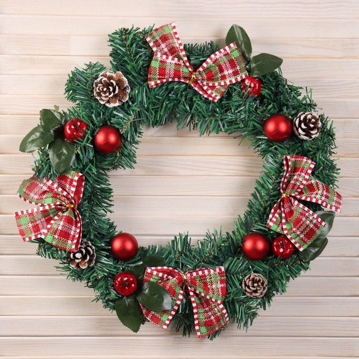 Венок новогодний d-40 см  Венок новогодний d-40 см "Яркая сказка" листья шишки банты