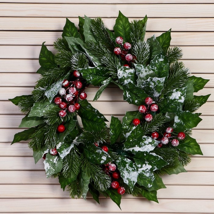 Венок новогодний d- 30 см  Венок новогодний d- 30 см "Уютная сказка" крупные листья и ягоды