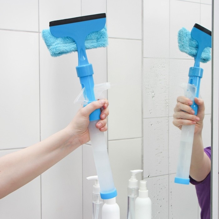 Щётка для окон с распылителем Доляна, длина 42 см, водосгон 14 см, насадка микрофибра 14×5 см, цвет голубой Щётка для окон с распылителем Доляна, длина 42 см, водосгон 14 см, насадка микрофибра 14×5 см, цвет голубой