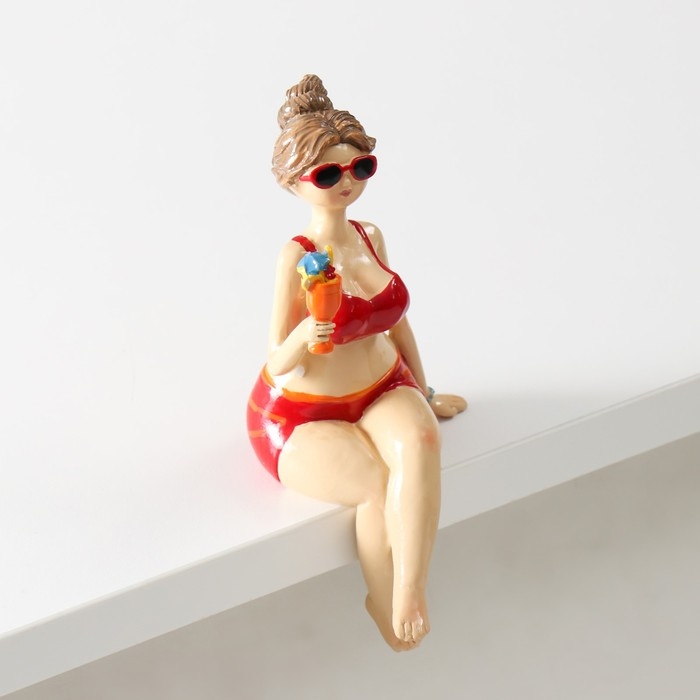 Сувенир полистоун "Пышечка в красном купальнике, с коктейлем" 7х6,5х15 см