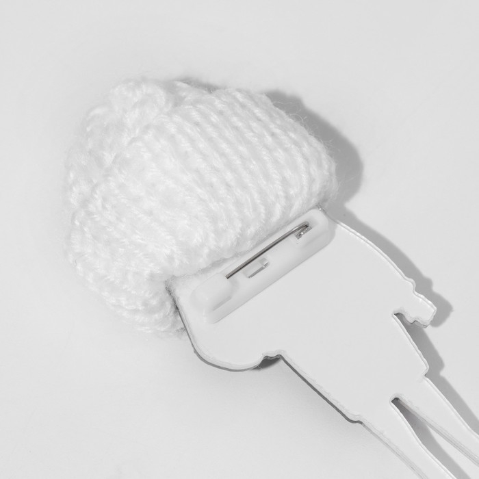 Брошь «Девочка» в свитшоте, цветная в серебре Брошь «Девочка» в свитшоте, цветная в серебре