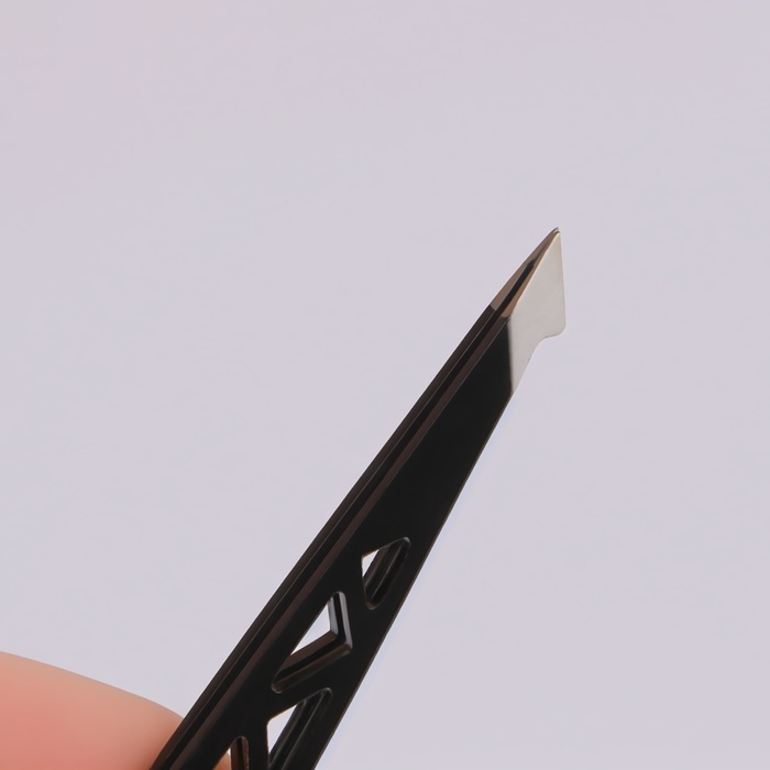 Пинцет «Геометрия», скошенный, заострённый, 9,5 см, цвет чёрный Пинцет «Геометрия», скошенный, заострённый, 9,5 см, цвет чёрный