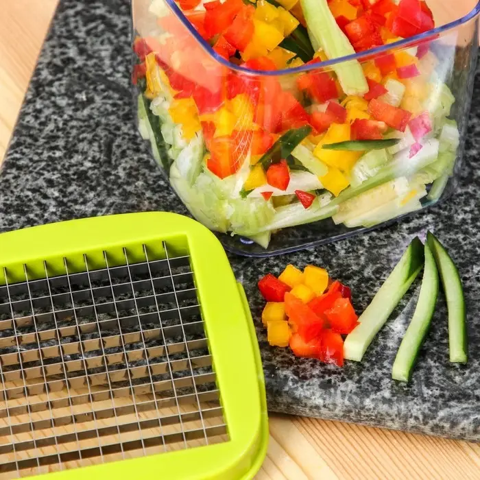 Овощерезка универсальная с контейнером Доляна Fresh Cook, 3 сменные насадки и пушер, 14.5&times;14.5&times;21 см, бело-зелёная