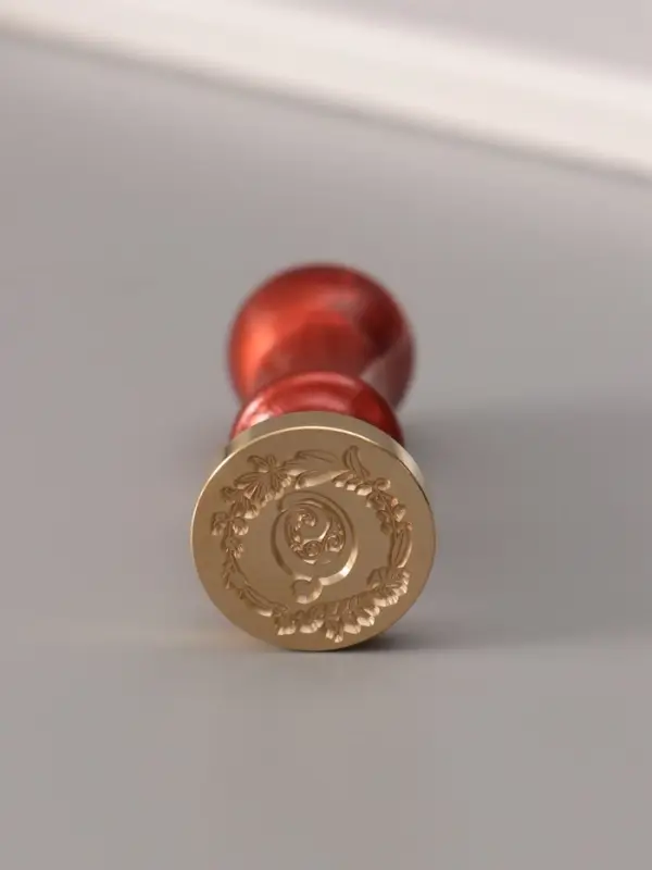 Печать для сургуча с пластиковой ручкой &laquo;Венок с буквой Q&raquo;, 2.5&times;2.5&times;6.3 см