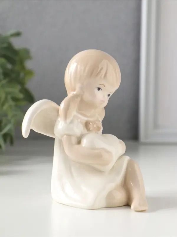 Сувенир керамика "Девочка-ангел в платьице с бантиком, держит сердце" 8,8х7,5х10,3 см