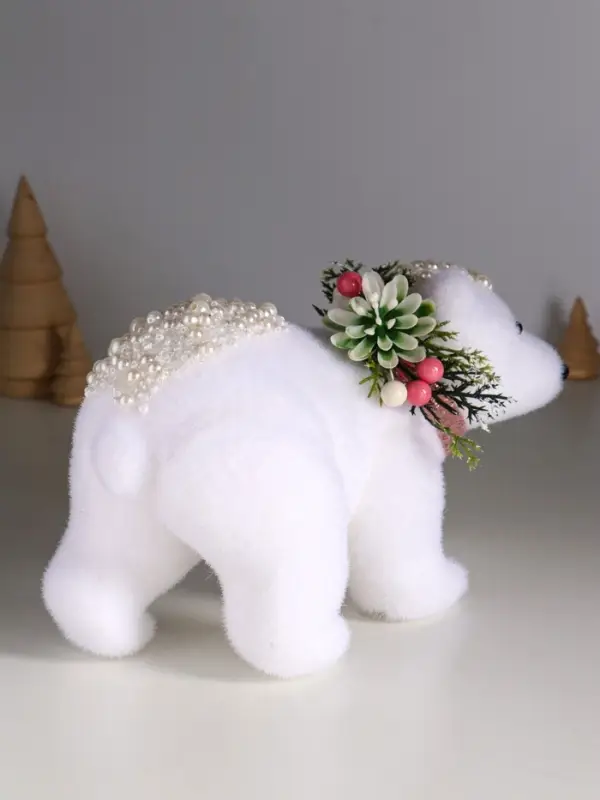 Декор "Белый мишка с еловым венком в бусинках" 13х23х13 см