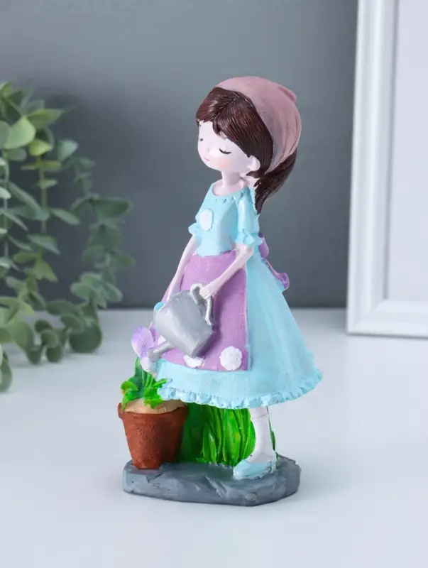 Сувенир полистоун "Девочка с лейкой поливает цветы" 8,8х10,5х20 см
