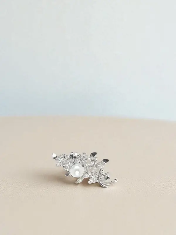 Брошь &laquo;Букет с жемчугом&raquo;, белая в серебре