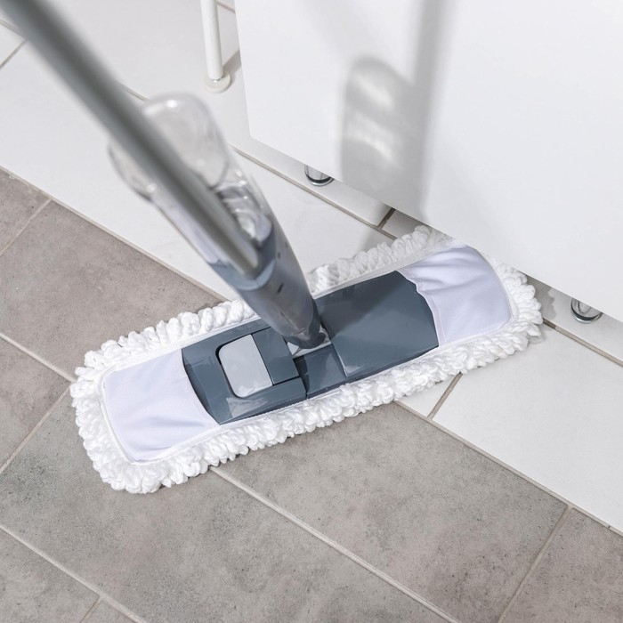 Швабра для мытья пола с распылителем Доляна, насадка из микрофибры 40×10 см, металлическая ручка 124 см, цвет МИКС Швабра для мытья пола с распылителем Доляна, насадка из микрофибры 40×10 см, металлическая ручка 124 см, цвет МИКС