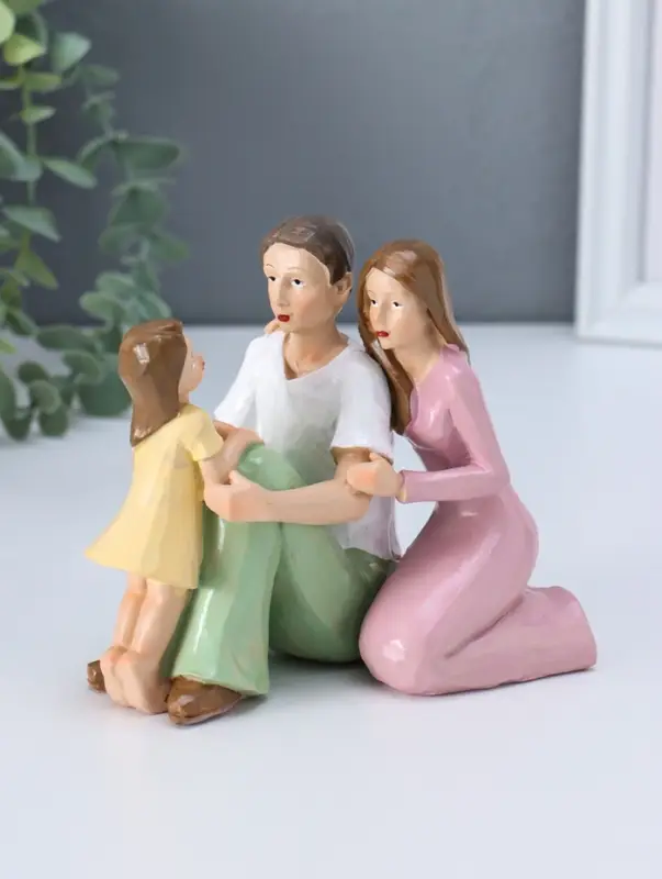 Сувенир полистоун "Молодые родители с дочкой" 7х13х12 см