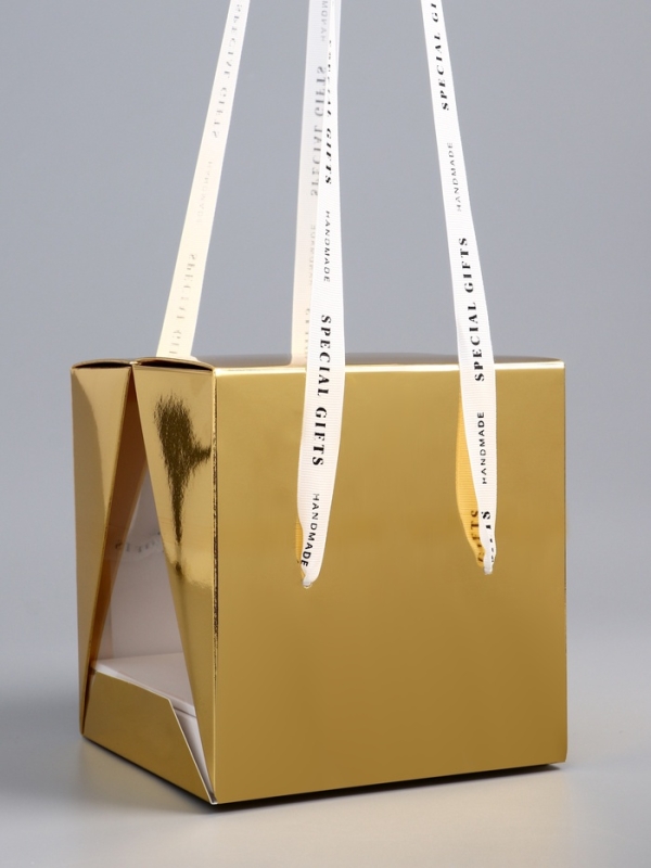 Коробка под бенто-торт с ленточками, золотая , 15,5 х 15,5 х 16 см Коробка под бенто-торт с ленточками, золотая , 15,5 х 15,5 х 16 см