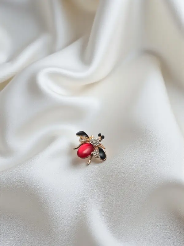 Брошь &laquo;Муха&raquo;, в полете, цветная в золоте