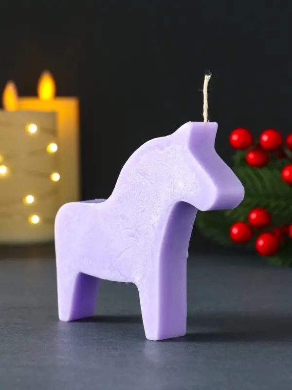 Декоративная свеча новогодняя &laquo;Лошадка&raquo;, 10.5&times;10 см, фиолетовый