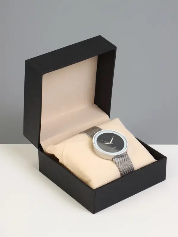 Коробка для часов из экокожи, чёрная, 10×10×6 см, вставка бежевая