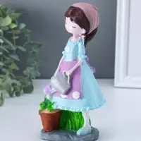 Сувенир полистоун "Девочка с лейкой поливает цветы" 8,8х10,5х20 см