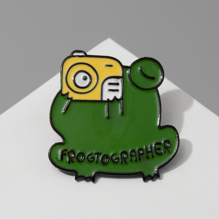 Значок Значок "Лягушка" фотограф, цвет зелёный в чёрном металле