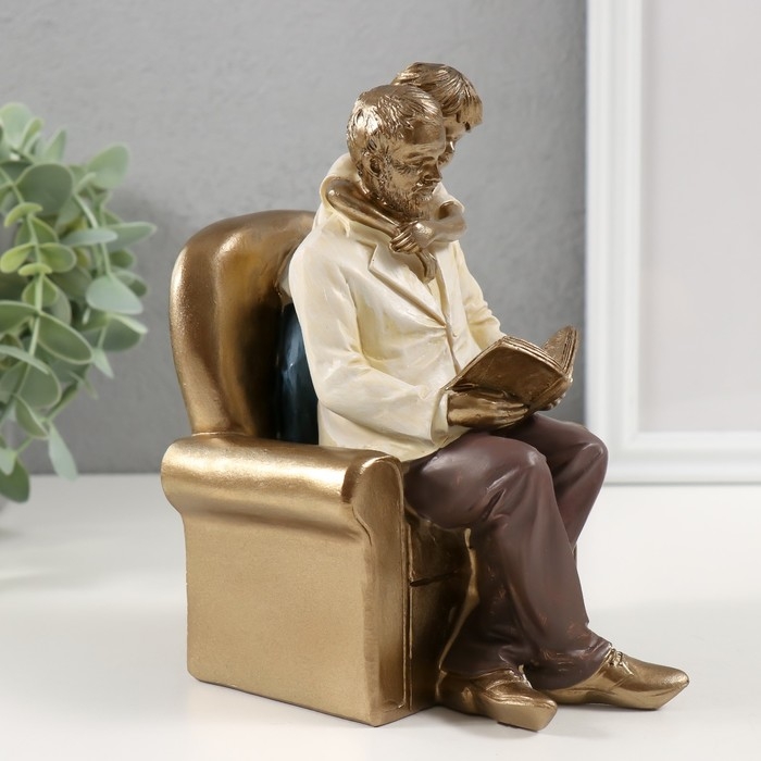 Сувенир полистоун "Уютный вечер с дедушкой за книгой" 13х10,5х16,5 см