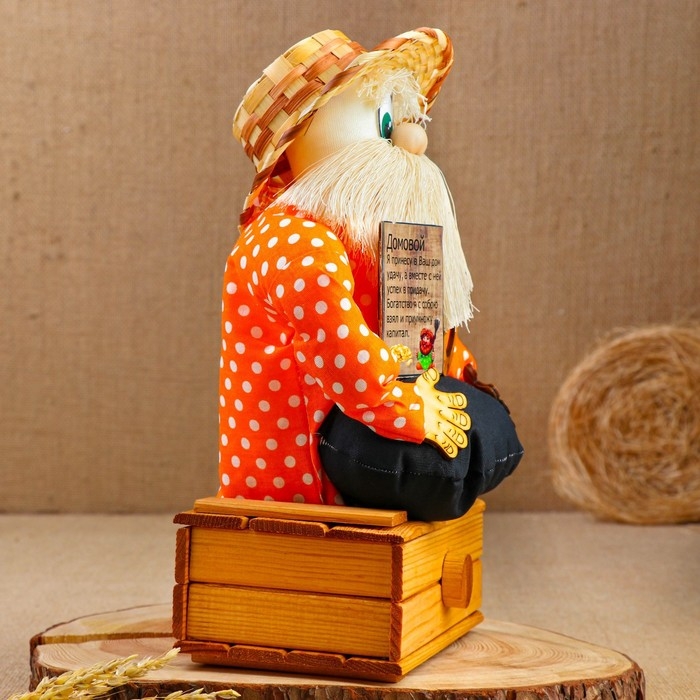 Оберег - домовой Оберег - домовой "Берендей в шляпе, сидит на сундуке", h = 32 см, микс