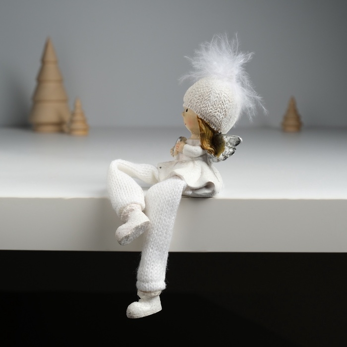 Сувенир полистоун "Ангелочек в белом наряде, в шапке с пухом" сидит 6х4х15 см