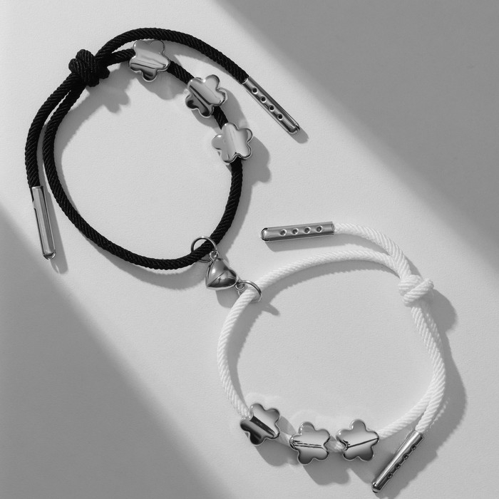 Браслеты парные «Неразлучники» на магните, цветочки с сердцем, цвет чёрно-белый, 8 см