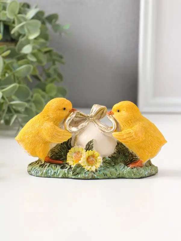 Сувенир полистоун "Цыплята завязывают подарочный бант на яичке" 7 см