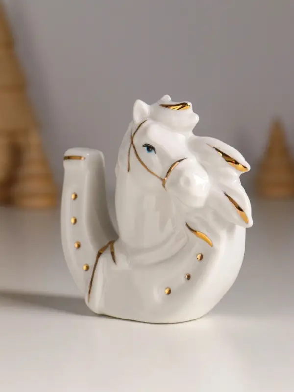 Сувенир керамика "Конь в подкове" белый с золотом 8х2,5х8,5 см