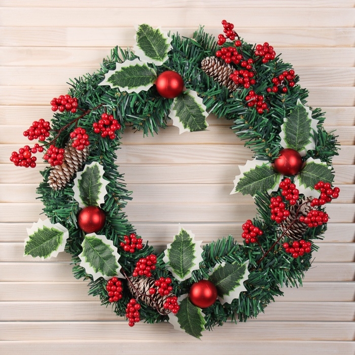 Венок новогодний d-40 см  Венок новогодний d-40 см "Лесной фестиваль" веточки с ягодами листья