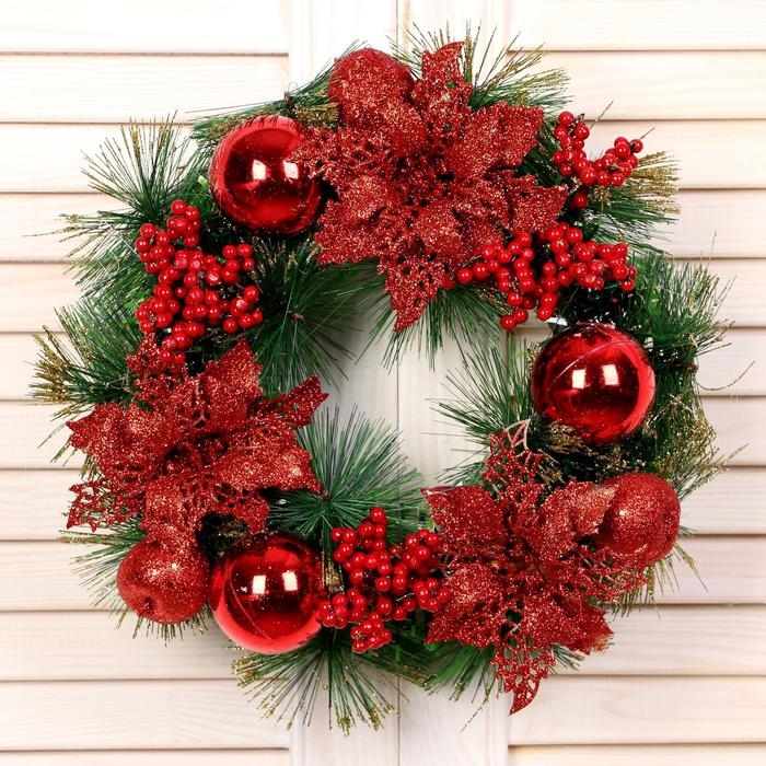 Венок новогодний d-25 см  Венок новогодний d-25 см "Красные ягоды и шарики"